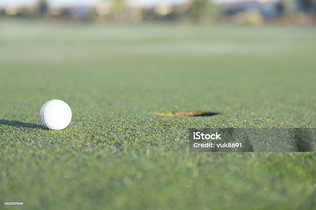 Pallina da Golf con erba verde per il foro - Foto stock royalty-free di Ambientazione esterna