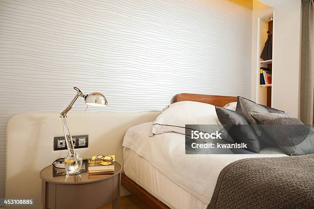 Dormitorio Contemporánea Foto de stock y más banco de imágenes de Acero inoxidable - Acero inoxidable, Almohada, Ampliación de casa