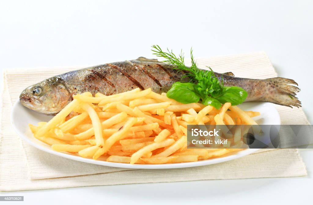 Truta grelhado com batata frita - Foto de stock de Almoço royalty-free