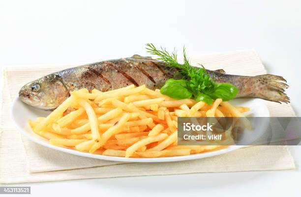 Foto de Truta Grelhado Com Batata Frita e mais fotos de stock de Almoço - Almoço, Assado, Assado - Prato Principal