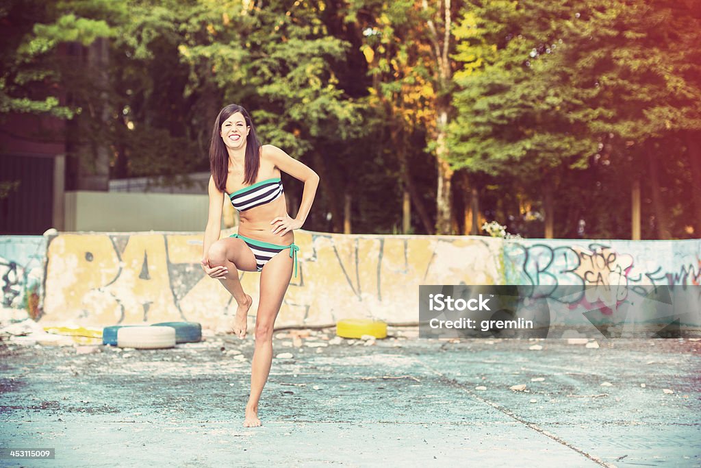 Junge Frau zu Fuß in schmutzigen leere alte Swimmingpool - Lizenzfrei Frauen Stock-Foto