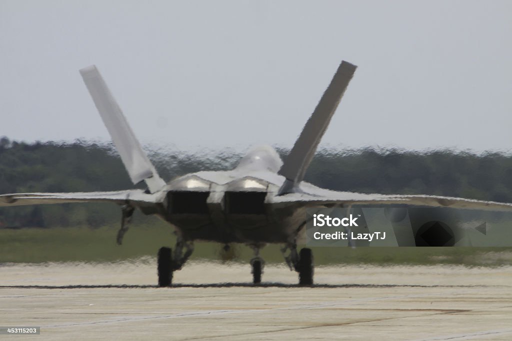 F - 22 Raptor en pista de rodaje - Foto de stock de Aeropuerto libre de derechos