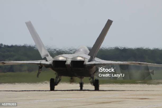 F 22 Raptor En Pista De Rodaje Foto de stock y más banco de imágenes de Aeropuerto - Aeropuerto, Avión, Avión de caza
