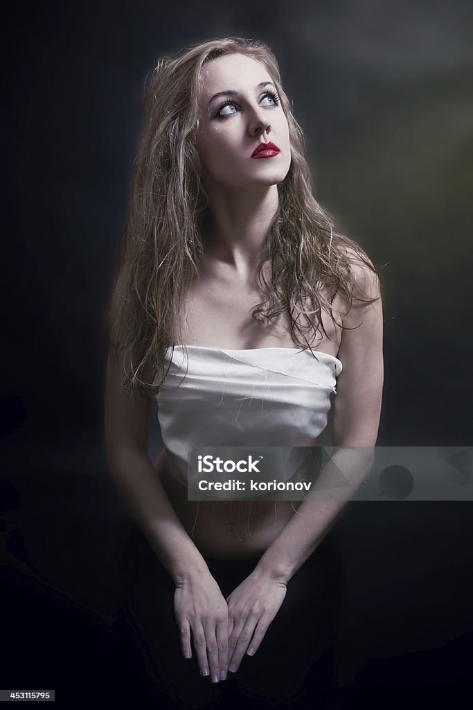 Jovem mulher rezar kneelin - Royalty-free Interior Foto de stock