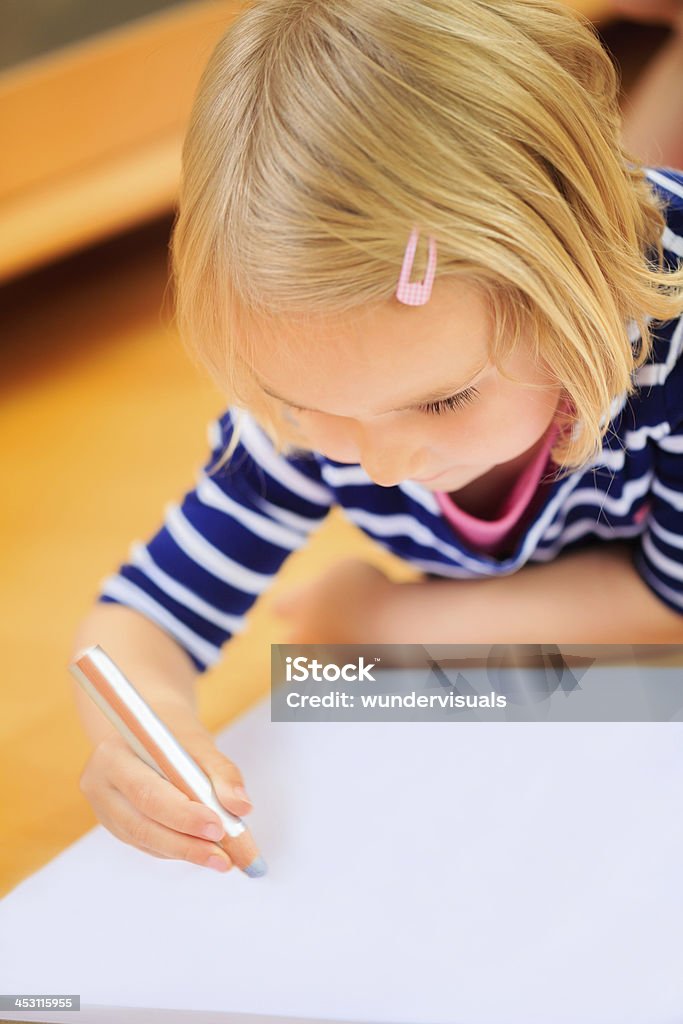 Primer plano de niña dibujo en papel - Foto de stock de 6-7 años libre de derechos