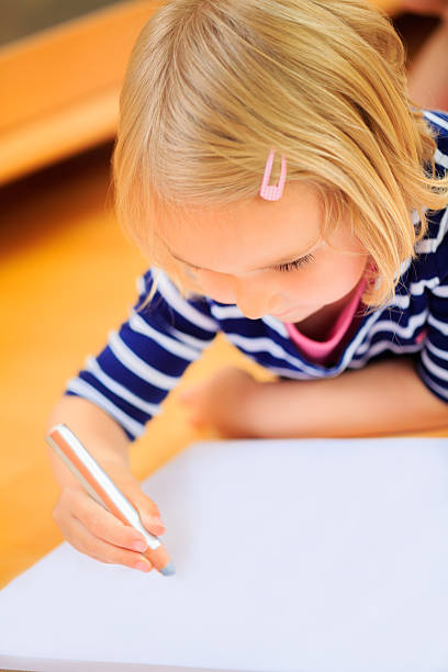 primer plano de niña dibujo en papel - schoolgirl little girls crayon human face fotografías e imágenes de stock