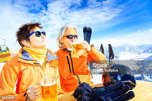 Esqui Senior Casal Tendo Uma Pausa - Fotografias de stock e mais imagens de Atividades depois de esquiar - Atividades depois de esquiar, Cerveja, Esqui - Equipamento Desportivo