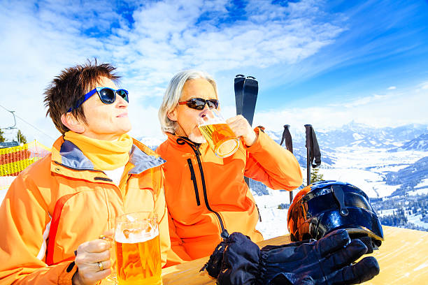 лыжный старший пара на перерыв - beer ski apres ski snow стоковые фото и изображения