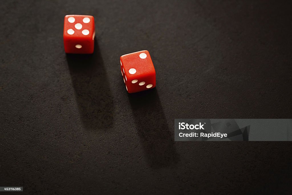 2 つの赤い dice on ブラックの表示カウント 7 - サイコロのロイヤリティフリーストックフォト