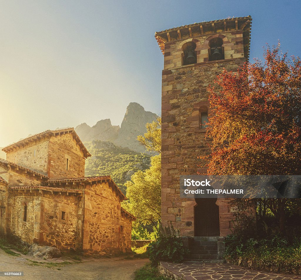 Vecchia chiesa della cantabria - Foto stock royalty-free di Abbazia