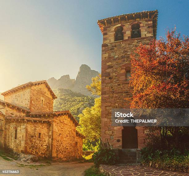 Vecchia Chiesa Della Cantabria - Fotografie stock e altre immagini di Abbazia - Abbazia, Cantabria, Cappella