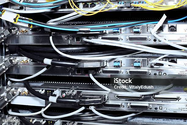 Equipamento De Telecomunicações No Datacenter - Fotografias de stock e mais imagens de Bloco de Ligação - Bloco de Ligação, Cabo, Computador