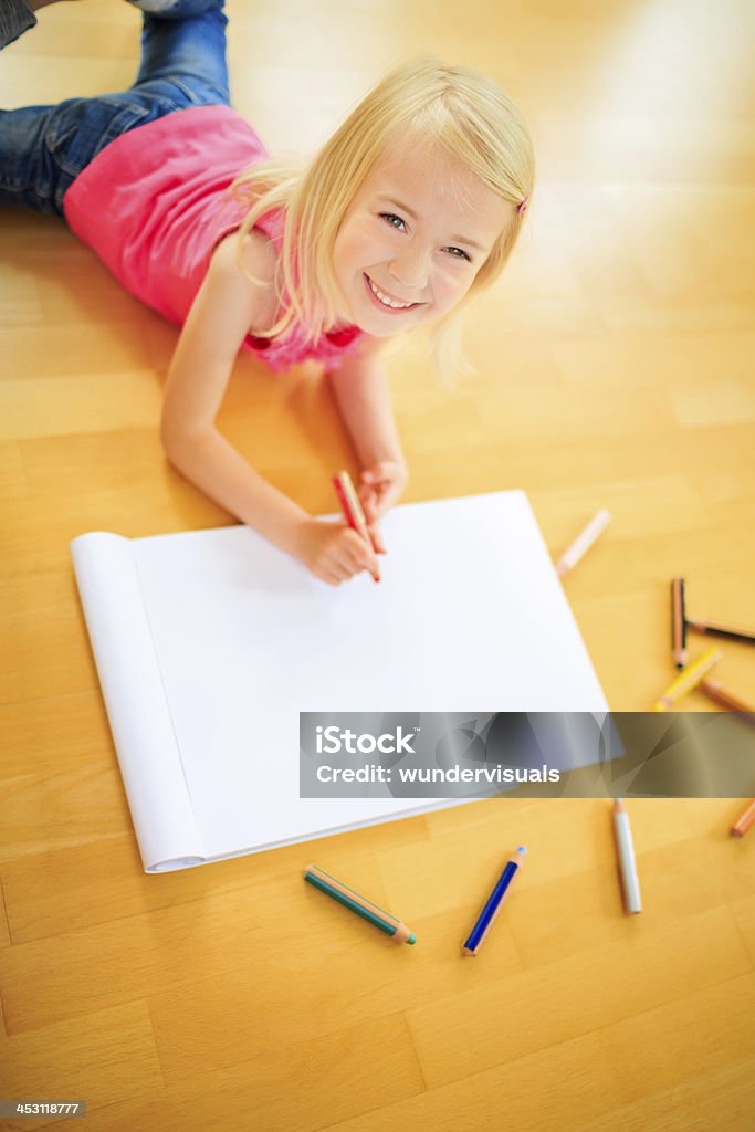 Ragazza carina dipinto dal suo ricerca - Foto stock royalty-free di 6-7 anni