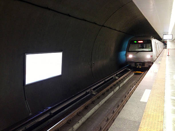 outdoor na estação de metro (clique para mais informações) - subway station billboard poster billboard posting imagens e fotografias de stock