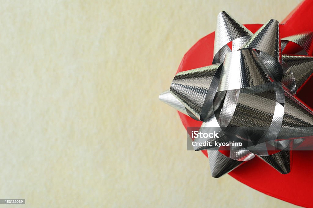 Símbolo en forma de corazón con cinta de regalo plata - Foto de stock de Amarillo - Color libre de derechos