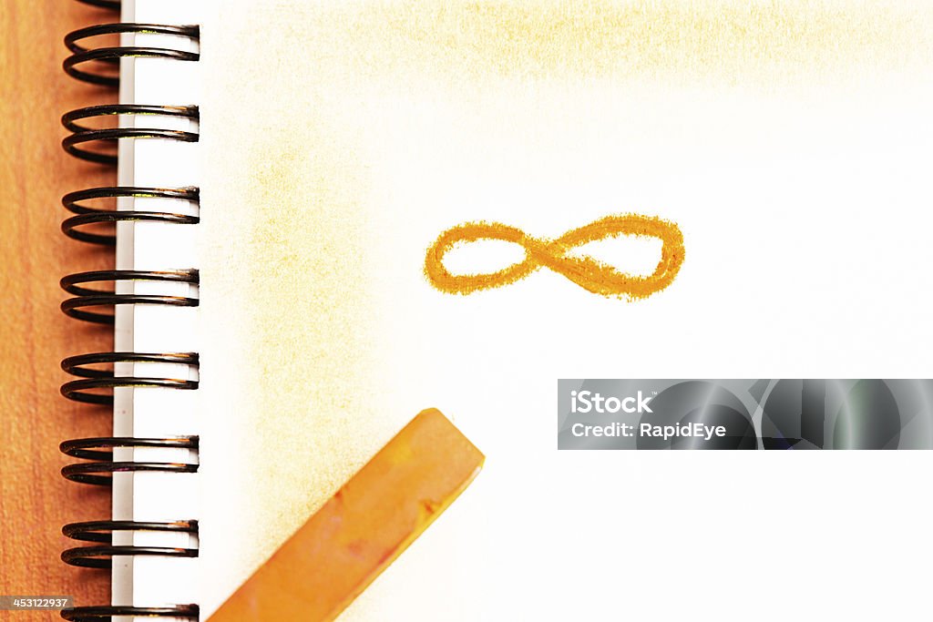 Infinity 기호가 오랑주 파스텔 크레용 on sketchboook - 로열티 프리 드로잉 스톡 사진