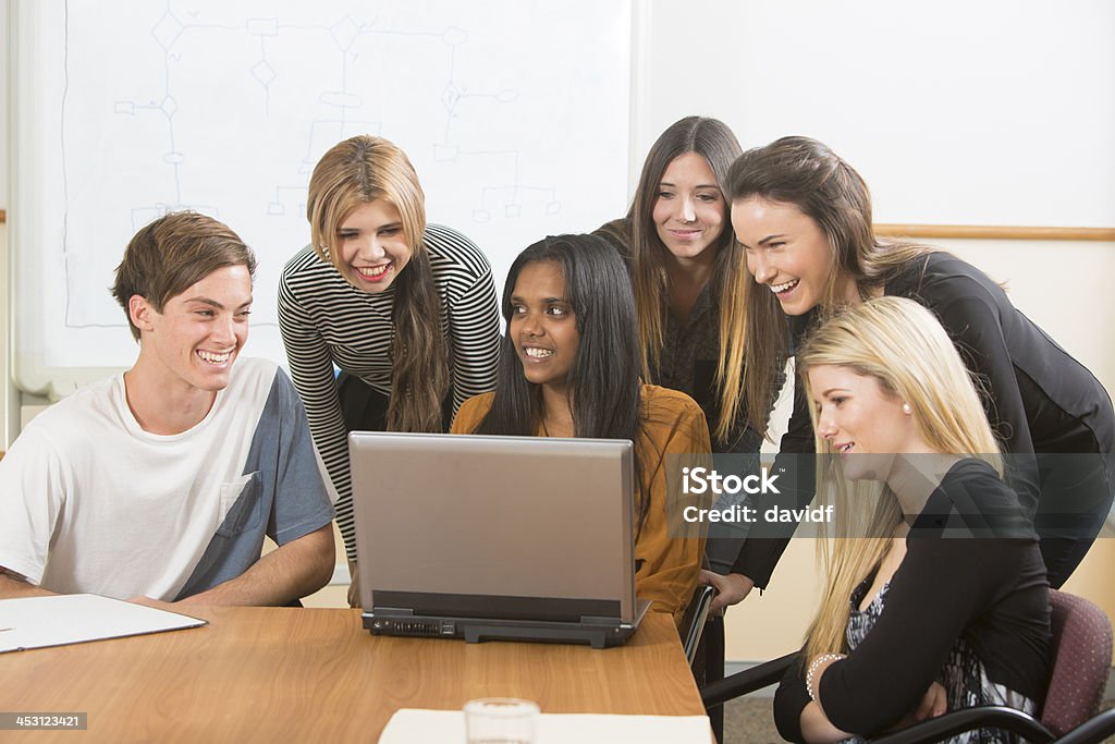Молодых взрослых с компьютером - Стоковые фото Австралия - Австралазия роялти-фри