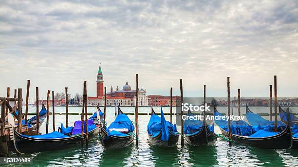 Gondole Galleggianti In Canal Grande - Fotografie stock e altre immagini di Acqua - Acqua, Architettura, Basilica