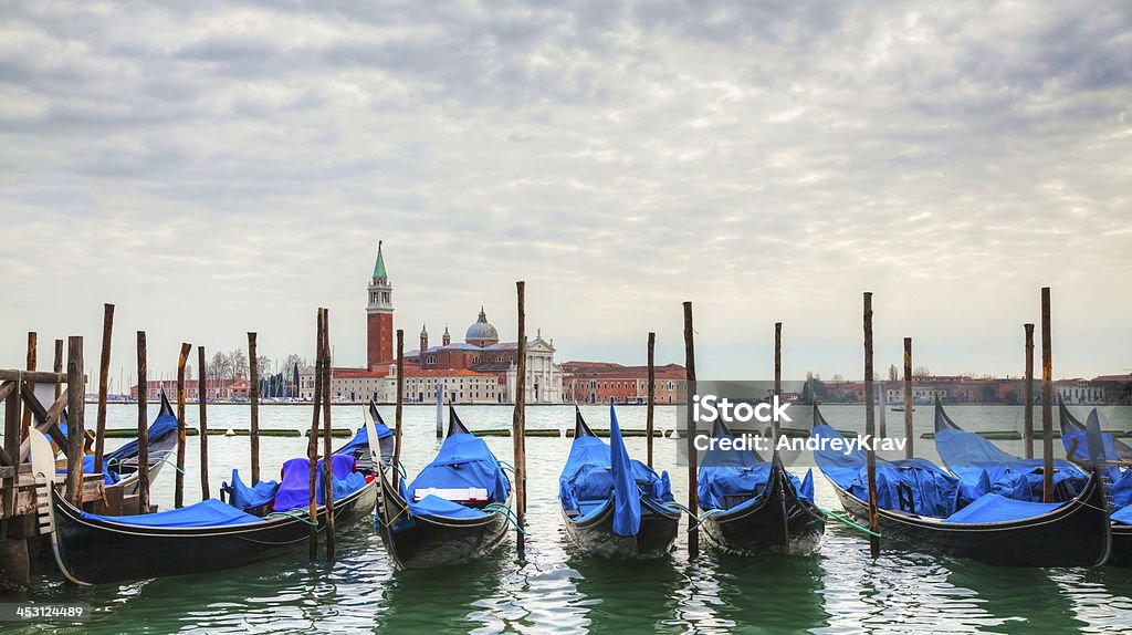 Gondolas Плавающий на Гранд-канал - Стоковые фото Архитектура роялти-фри