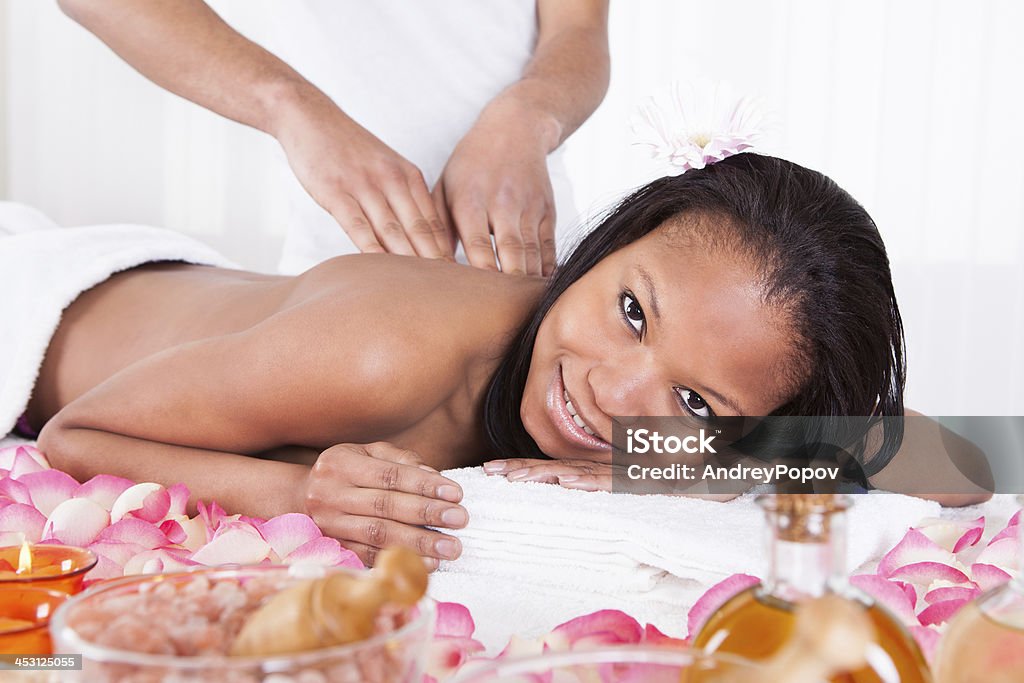 Donna ricevendo il massaggio nella Spa - Foto stock royalty-free di A petto nudo