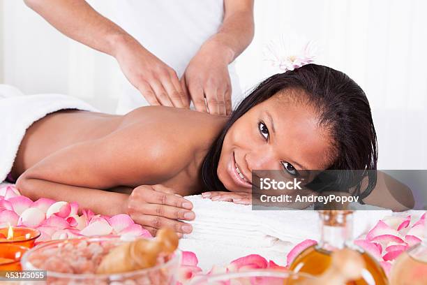 Mulher No Spa Massagem De Recepção - Fotografias de stock e mais imagens de Acupuntura - Acupuntura, Adulto, Afro-americano