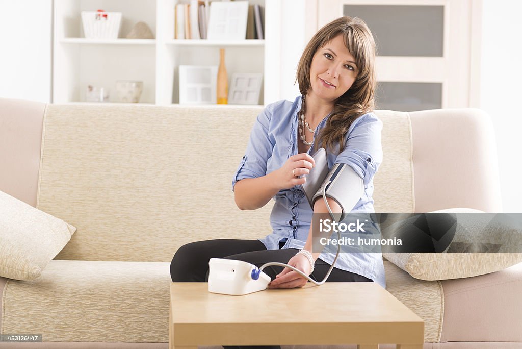 Frau, die Ihr Blutdruck - Lizenzfrei Bluthochdruck Stock-Foto