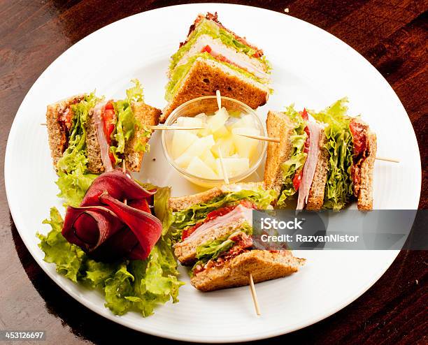 Sándwich En Una Placa Foto de stock y más banco de imágenes de Alimento - Alimento, Aperitivo - Plato de comida, Carbohidrato