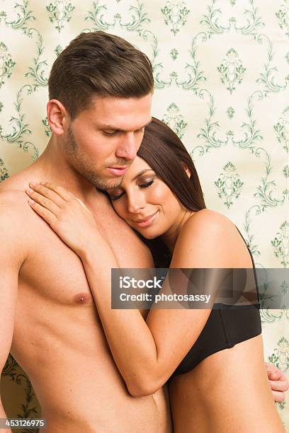 Sexy Casal Heterossexual Apaixonado Abraçar - Fotografias de stock e mais imagens de 20-24 Anos - 20-24 Anos, 20-29 Anos, Abraçar