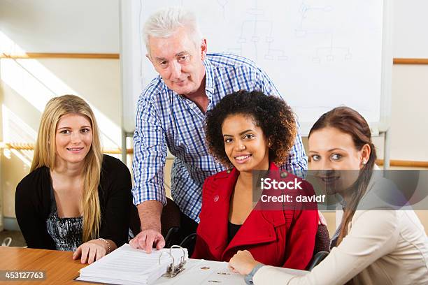 Foto de Homem Mais Velhas E Jovens Mulheres No Trabalho e mais fotos de stock de Grupo Multiétnico - Grupo Multiétnico, Curso de treinamento, Negócios