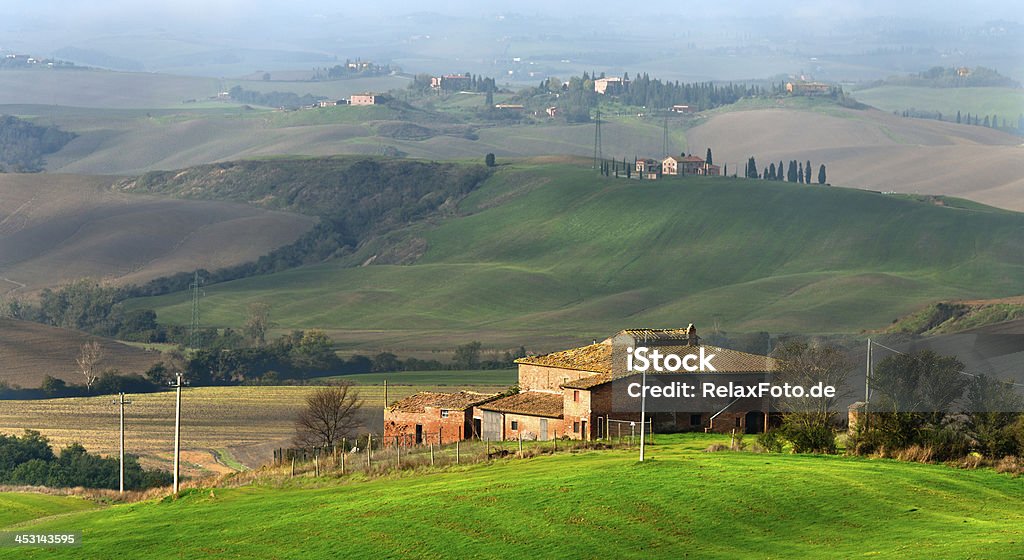 Dom w gospodarstwie rolnym w hill w krajobraz Crete Senesi, Toskania, Włochy - Zbiór zdjęć royalty-free (Bez ludzi)