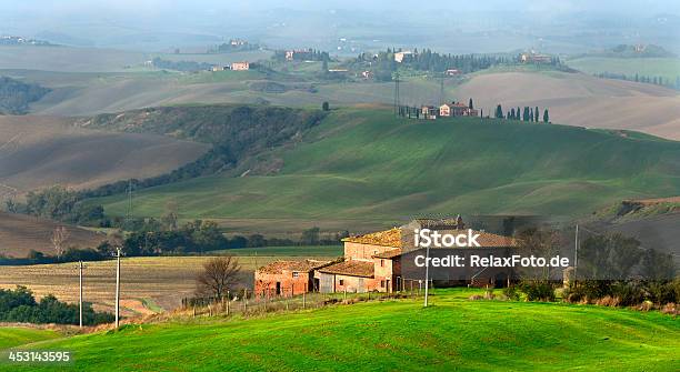 Dom W Gospodarstwie Rolnym W Hill W Krajobraz Crete Senesi Toskania Włochy - zdjęcia stockowe i więcej obrazów Bez ludzi