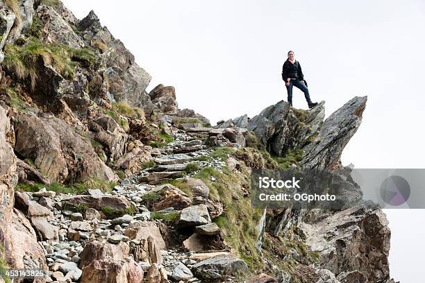 Junge Frau Wandern Auf Einer Felsigen Pfad Xxxl Stockfoto und mehr Bilder von Abenteuer - Abenteuer, Aktiver Lebensstil, Aktivitäten und Sport