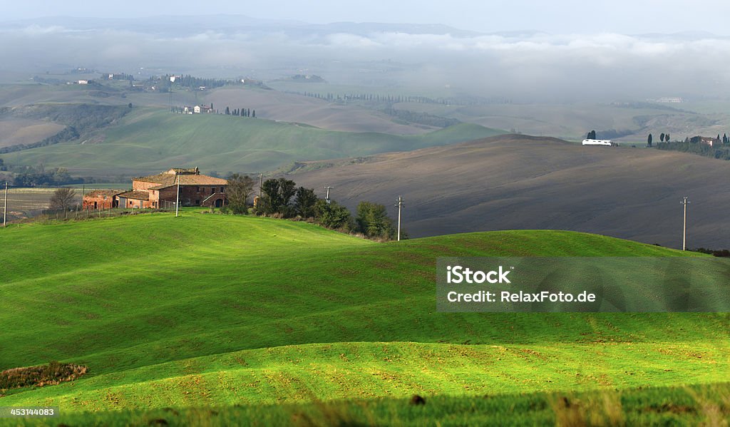 Fazenda na montanha em paisagem de Creta Senesi, Toscana, Itália - Foto de stock de Ajardinado royalty-free