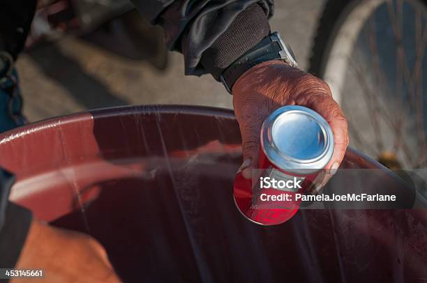 Hombre Puede Reciclar Soda Foto de stock y más banco de imágenes de Basura - Basura, Reciclaje, California