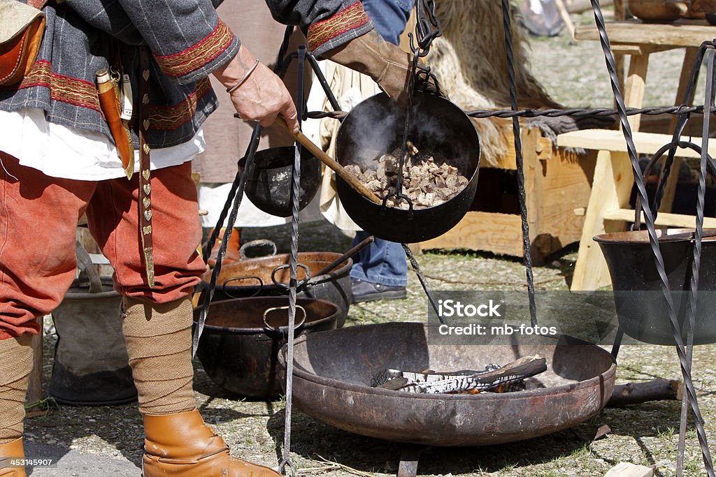 Cocinar en una hoguera - Foto de stock de Adulto libre de derechos