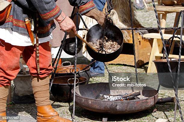 Cocinar En Una Hoguera Foto de stock y más banco de imágenes de Adulto - Adulto, Cacerola, Caldero