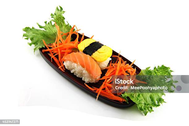 Foto de Sushi Feito De Frutos Do Mar No Prato e mais fotos de stock de Alga - Alga, Arroz - Alimento básico, Atum - Peixe