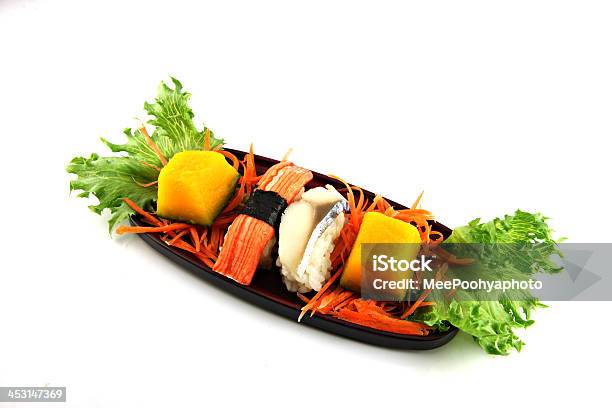 Feita A Partir De Frutos Do Mar Sushi Numa Tina De Bambu - Fotografias de stock e mais imagens de Alga