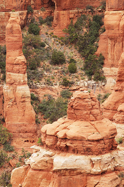 red rock erodido hoodoo estratos - red rocks rock canyon escarpment imagens e fotografias de stock