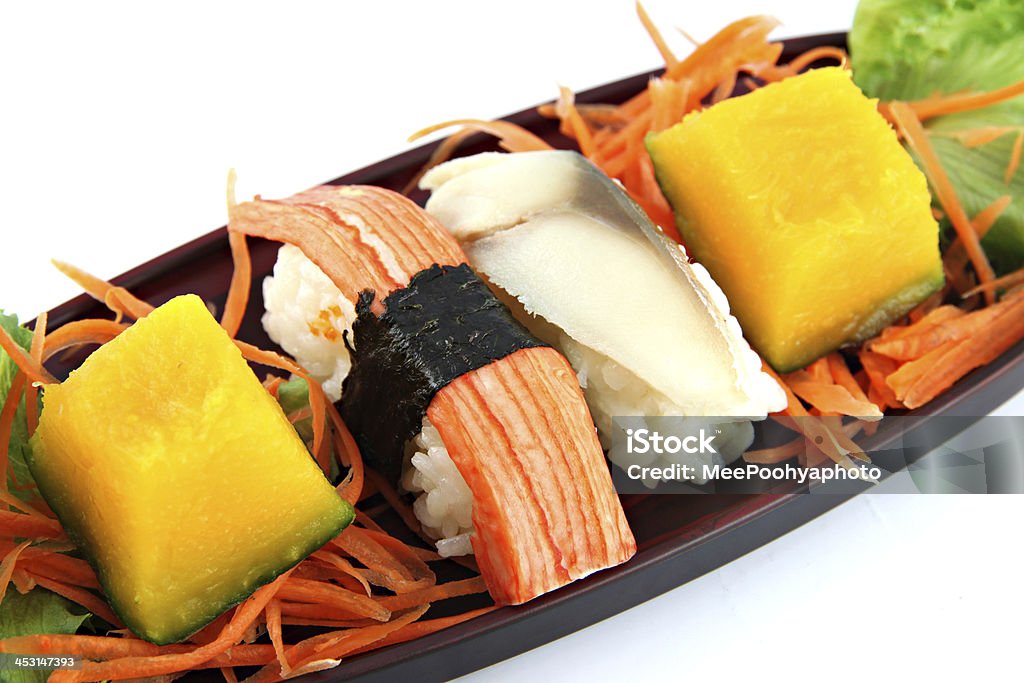 Суши, приготовленные из морепродуктов на бамбуковых блюдо. - Стоковые фото Без людей роялти-фри