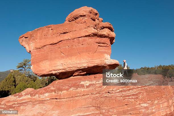 Stały Obok Wyważania Rock - zdjęcia stockowe i więcej obrazów Balanced Rock - Balanced Rock, Brązowy, Colorado Springs