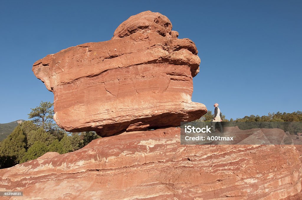 Стоя рядом с балансируя Рок - Стоковые фото Балансирующий камень роялти-фри
