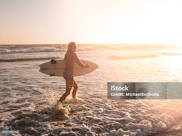 Photo libre de droit de Blonde Surfeuse banque d'images et plus d'images libres de droit de Beauté - Beauté, Beauté de la nature, Bikini