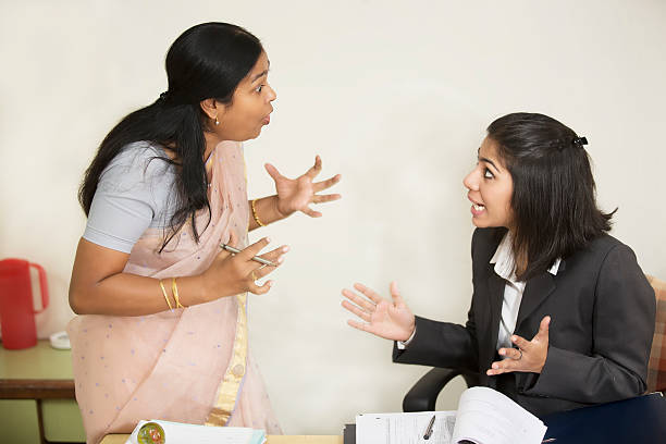 dois empresária gritando contra e indiana - rudeness manager emotional stress asian ethnicity - fotografias e filmes do acervo