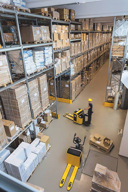 trabalhar em um armazém - distribution warehouse forklift freight transportation pallet - fotografias e filmes do acervo