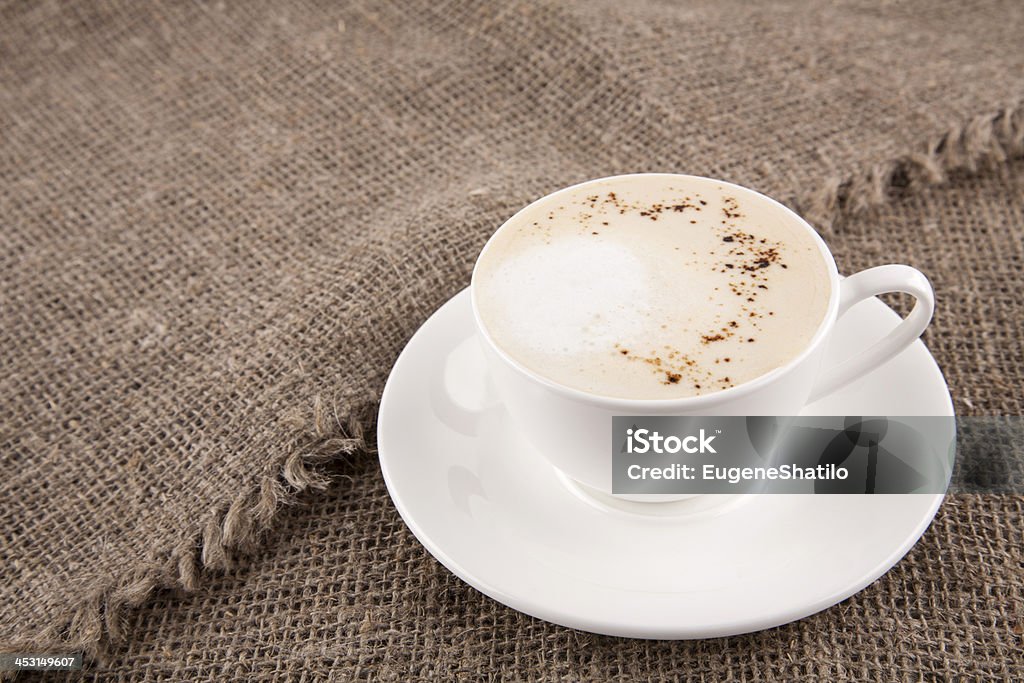 Белый чашки cappuchino на Дерюга - Стоковые фото Ароматический роялти-фри