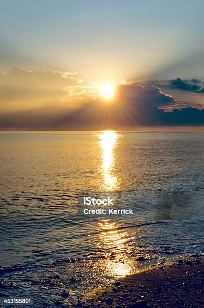 Sonnenaufgang Über Dem Ozean In Bali Indonesien Stockfoto und mehr Bilder von Abenddämmerung - Abenddämmerung, Asien, Bali