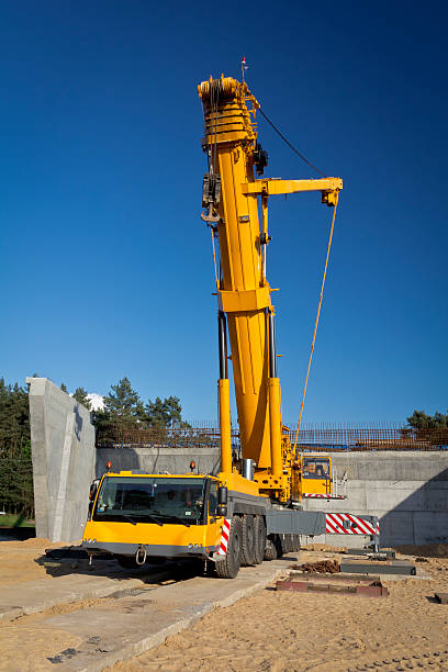 giallo gru mobile - scaffolding wheel construction site metal foto e immagini stock
