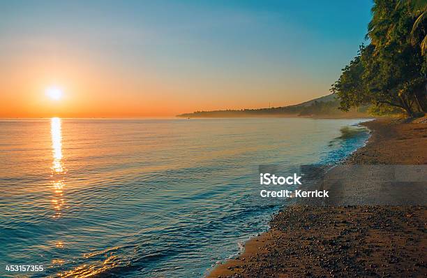 Sonnenaufgang Über Dem Ozean In Bali Indonesien Stockfoto und mehr Bilder von Sonnenaufgang - Sonnenaufgang, Strand, Abenddämmerung