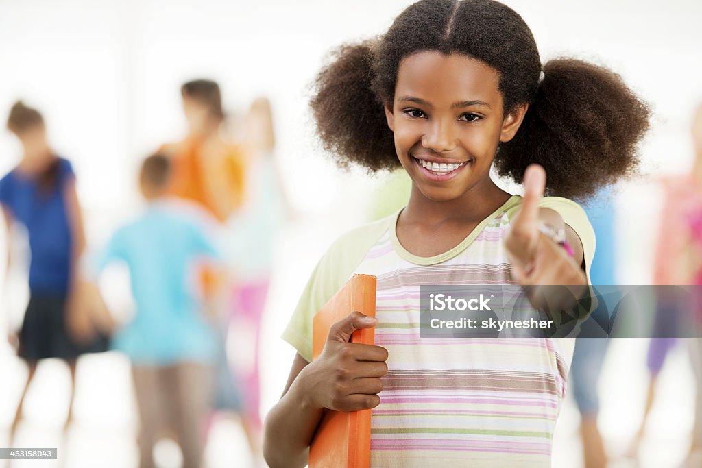 Linda chica sonriente mostrando pulgar hacia arriba. - Foto de stock de Africano-americano libre de derechos